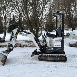 Kumitela-alustainen kaivinkone (Akkukäyttöinen)